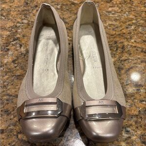 Anne Klein Women's Beige and Gold Flats
